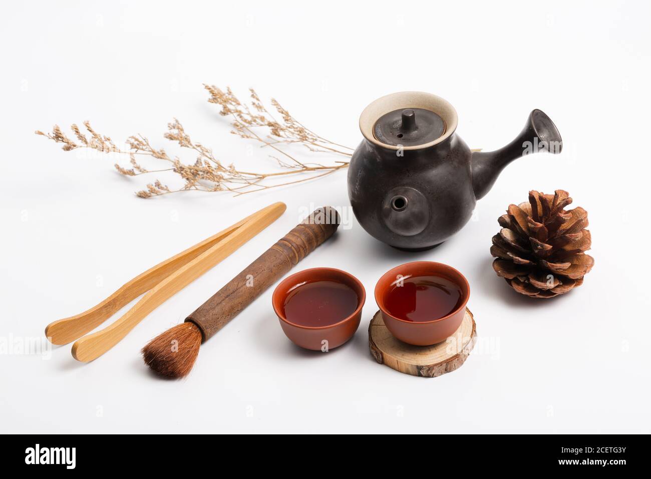 Teiera tradizionale cinese, tazza, set da tè coperto da macchie di tè Foto Stock