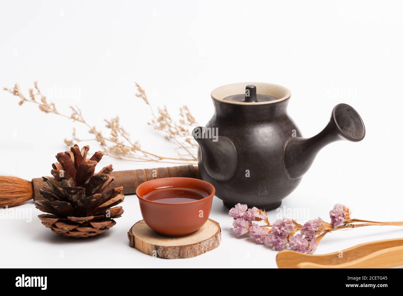 Teiera tradizionale cinese, tazza, set da tè coperto da macchie di tè Foto Stock