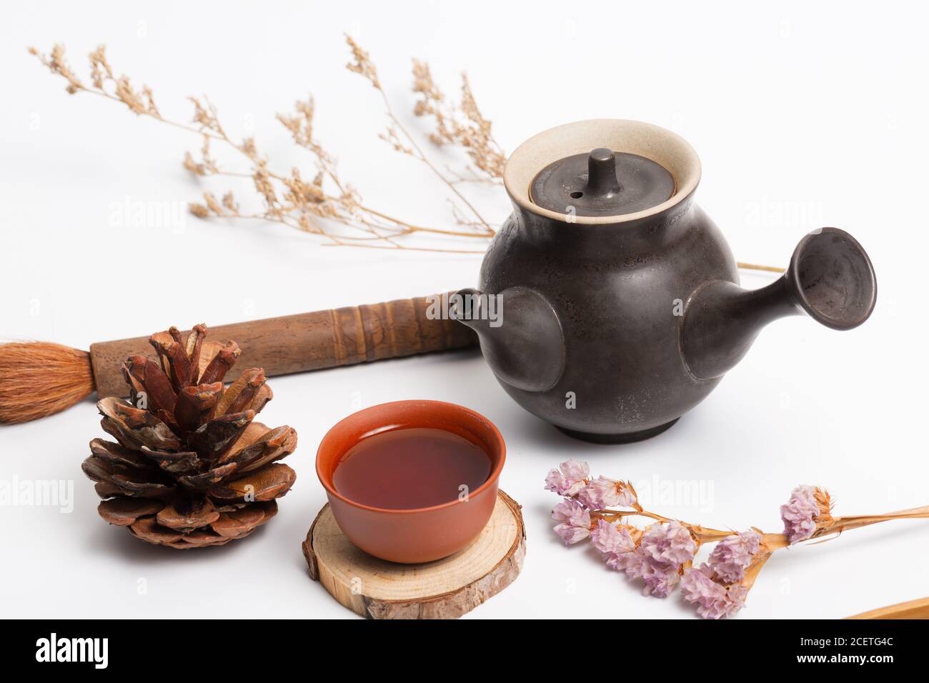 Teiera tradizionale cinese, tazza, set da tè coperto da macchie di tè Foto Stock