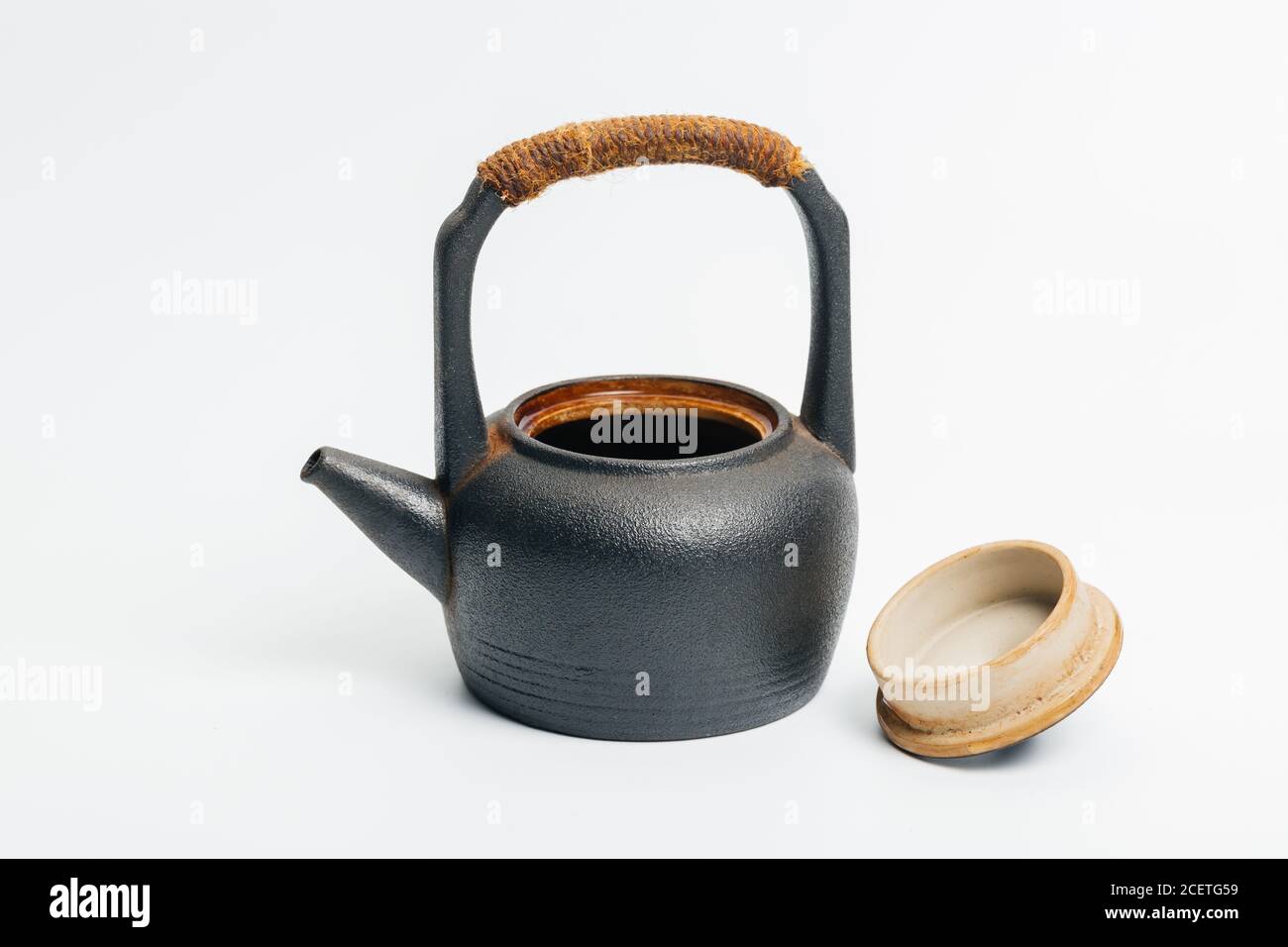 Teiera tradizionale cinese, tazza, set da tè coperto da macchie di tè Foto Stock