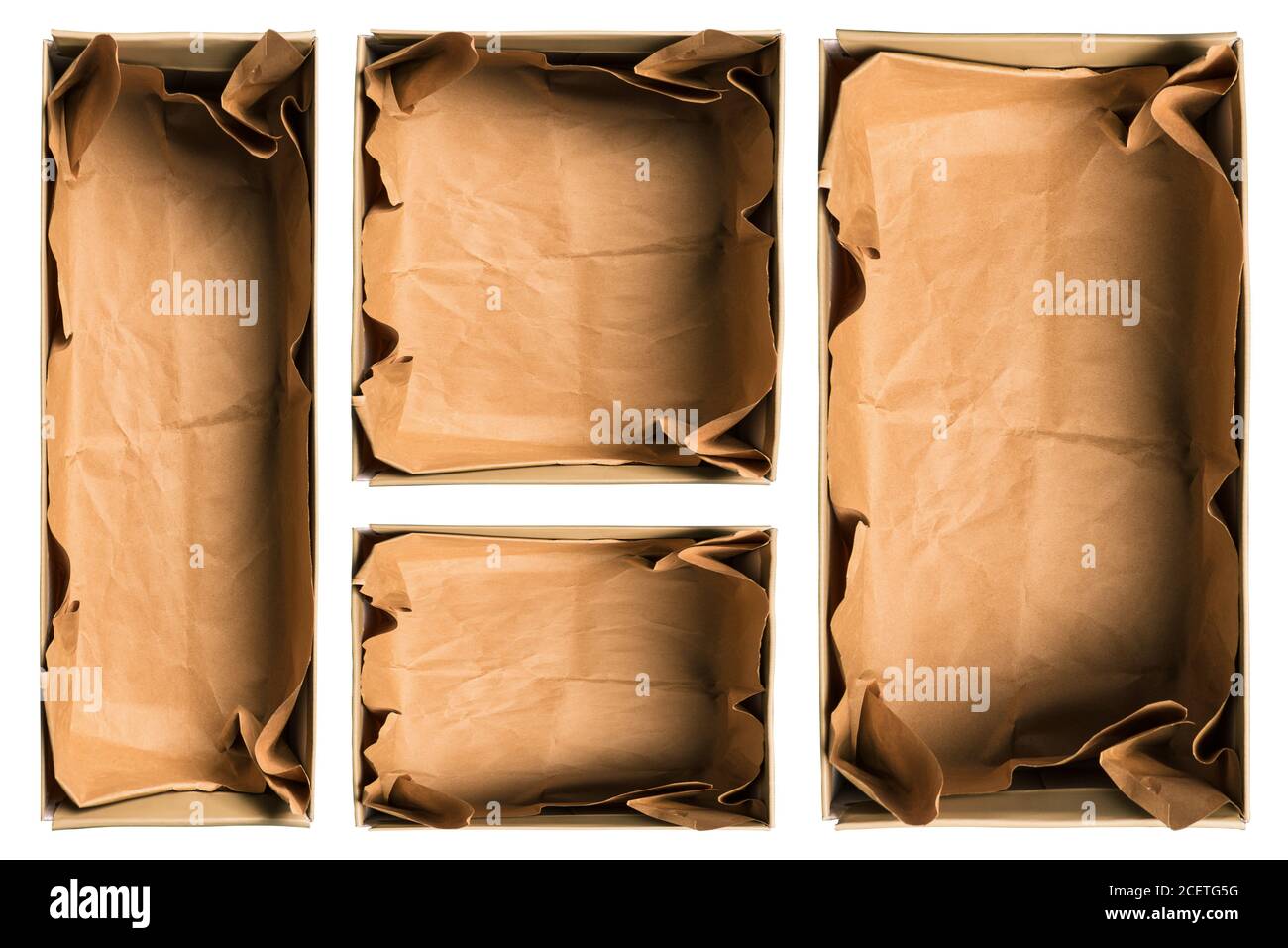 Aprire caselle vuote di dimensioni diverse, isolate su sfondo bianco. Concetto di consegna di cibo, abbigliamento e altre merci da un negozio online. Un top Foto Stock