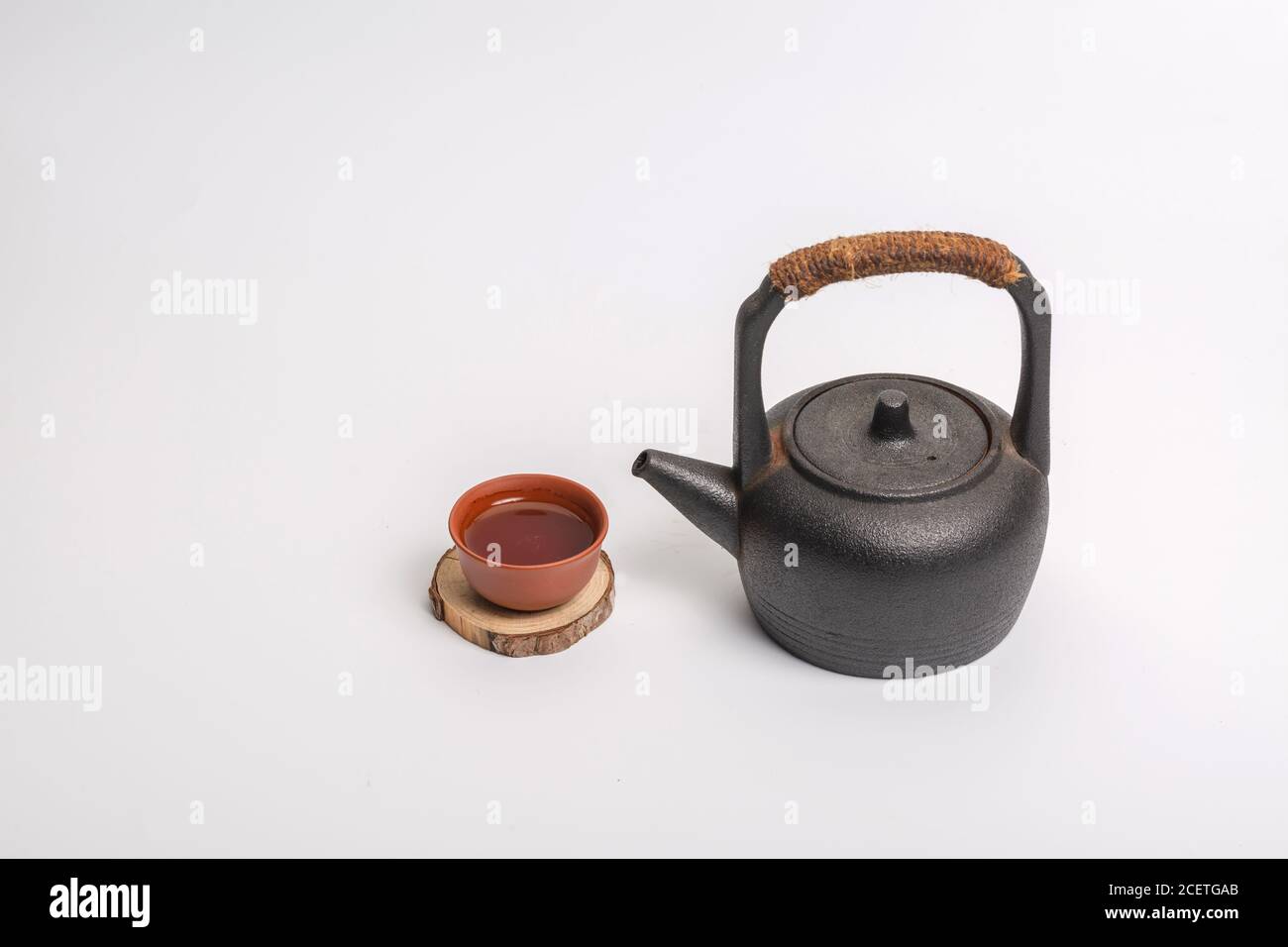 Teiera tradizionale cinese, tazza, set da tè coperto da macchie di tè Foto Stock