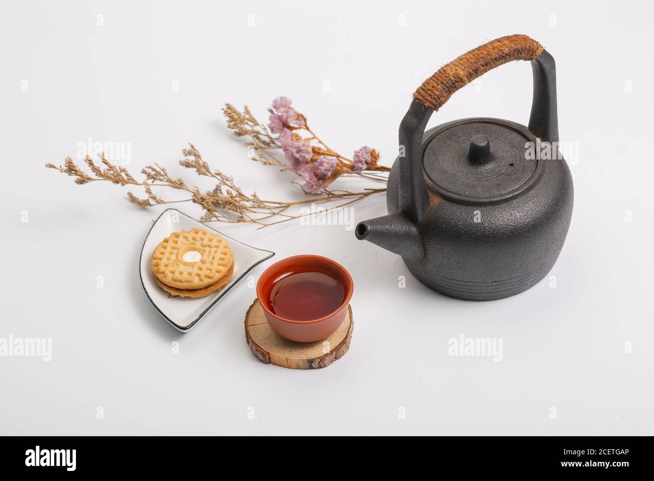 Teiera tradizionale cinese, tazza, set da tè coperto da macchie di tè Foto Stock