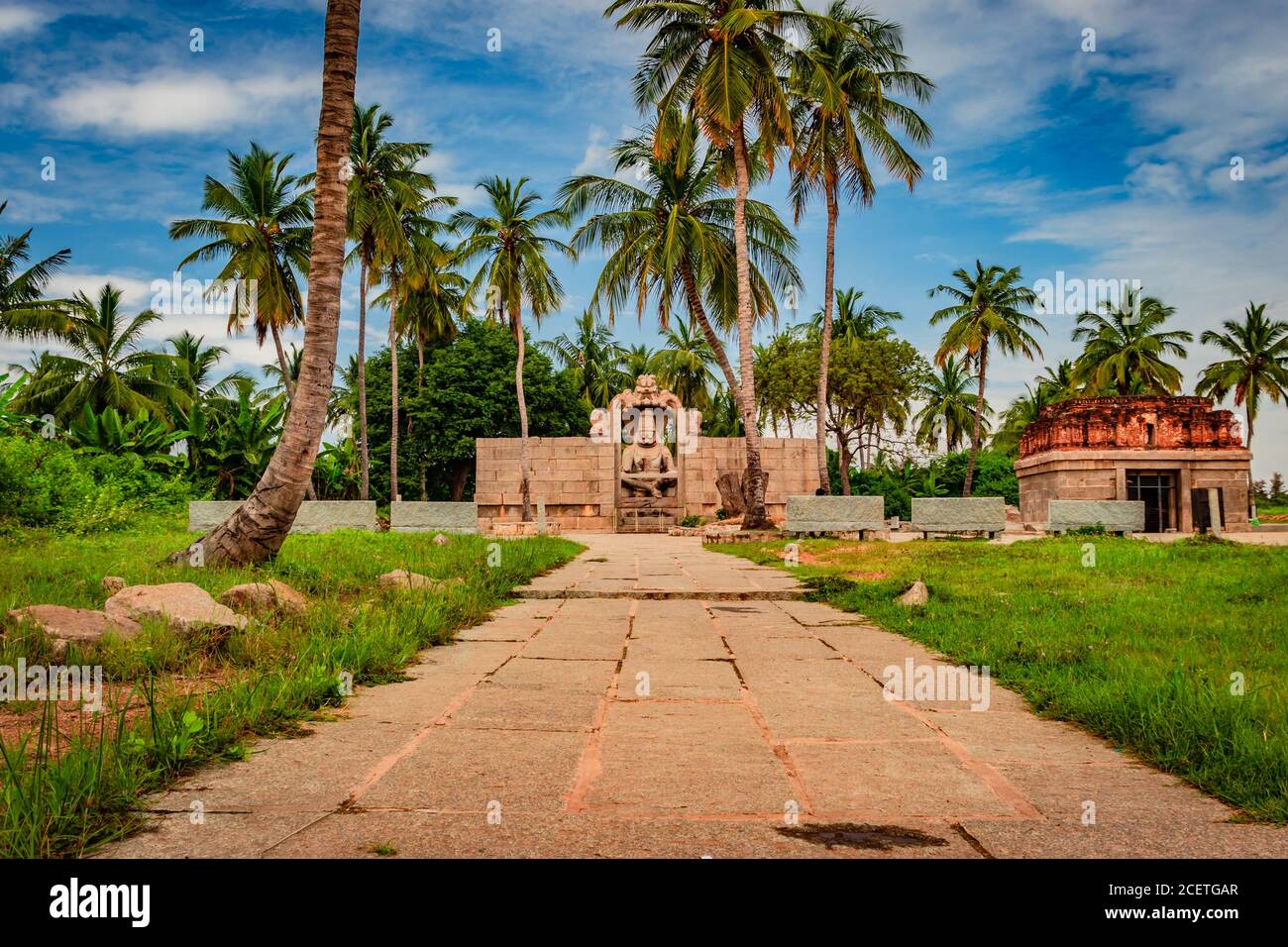 tempio di narasimha lakshmi hampi l'antica arte in pietra dell'angolo unico è presa a hampi karnataka india. Questo tempio presenta la più grande effigie in Foto Stock