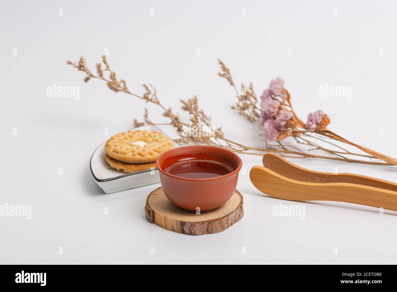 Teiera tradizionale cinese, tazza, set da tè coperto da macchie di tè Foto Stock