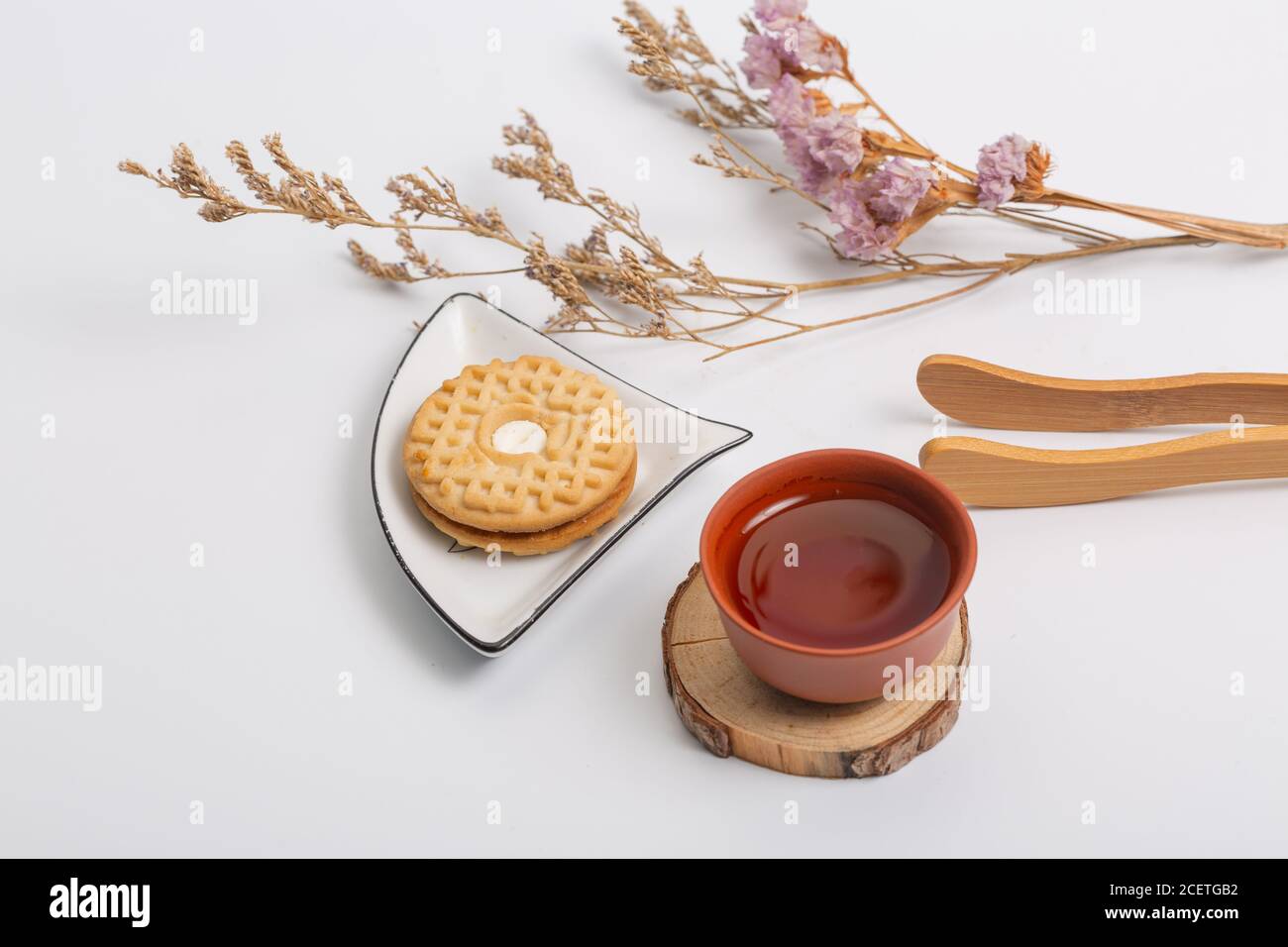 Teiera tradizionale cinese, tazza, set da tè coperto da macchie di tè Foto Stock