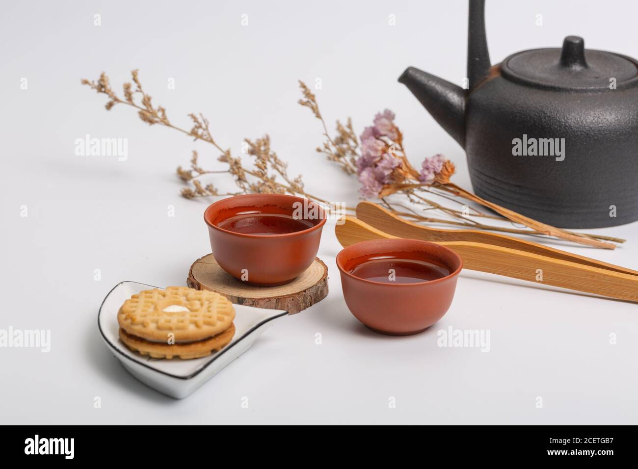 Teiera tradizionale cinese, tazza, set da tè coperto da macchie di tè Foto Stock