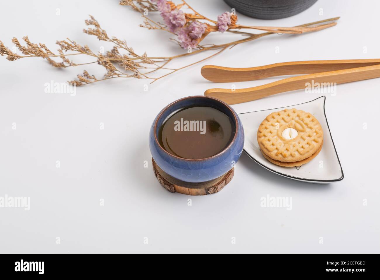 Teiera tradizionale cinese, tazza, set da tè coperto da macchie di tè Foto Stock