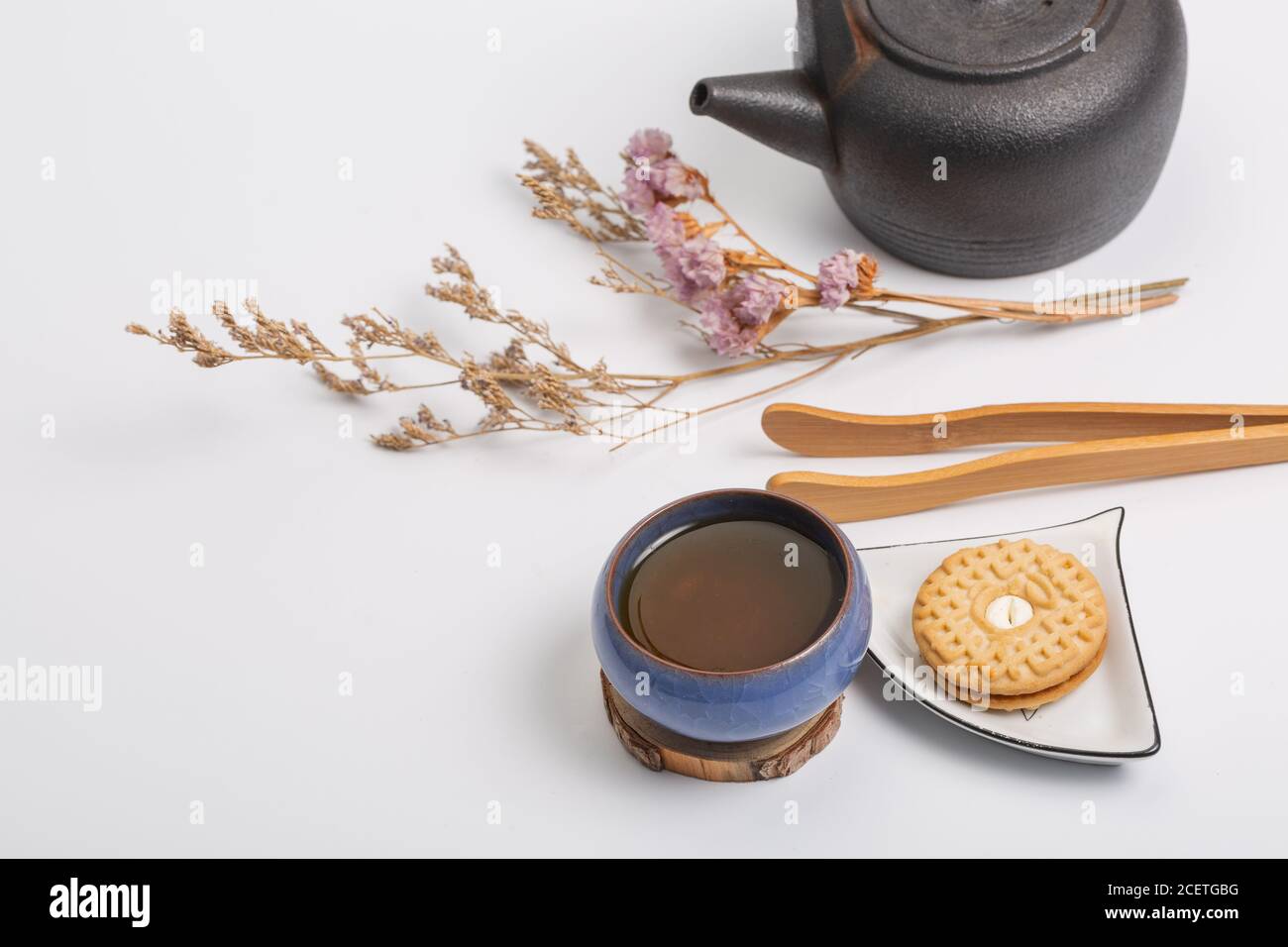 Teiera tradizionale cinese, tazza, set da tè coperto da macchie di tè Foto Stock