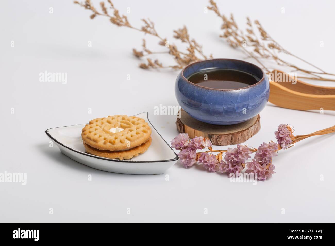 Teiera tradizionale cinese, tazza, set da tè coperto da macchie di tè Foto Stock