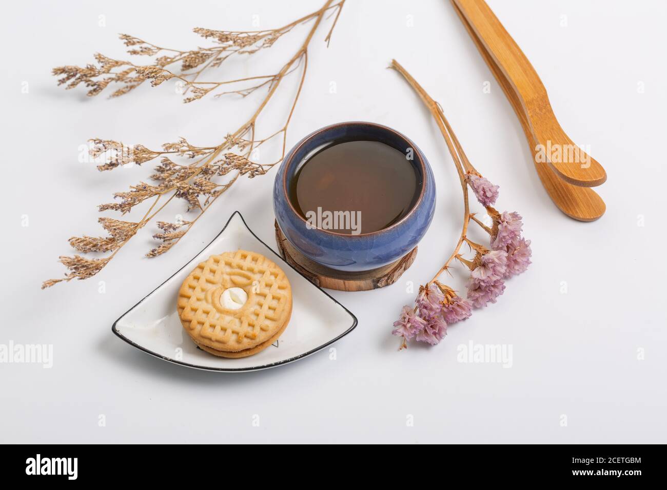 Teiera tradizionale cinese, tazza, set da tè coperto da macchie di tè Foto Stock