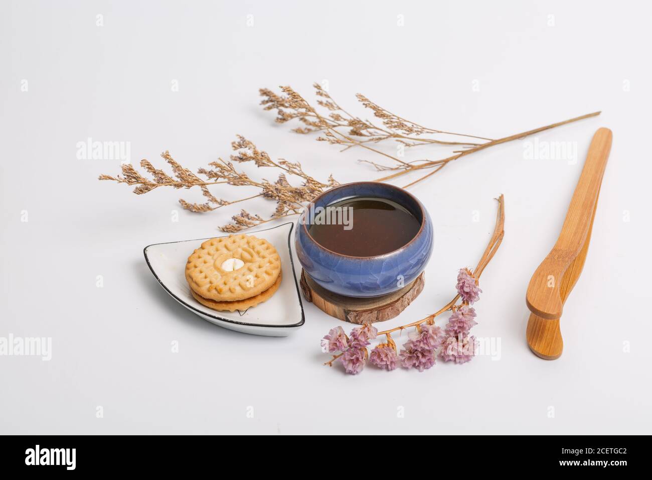 Teiera tradizionale cinese, tazza, set da tè coperto da macchie di tè Foto Stock