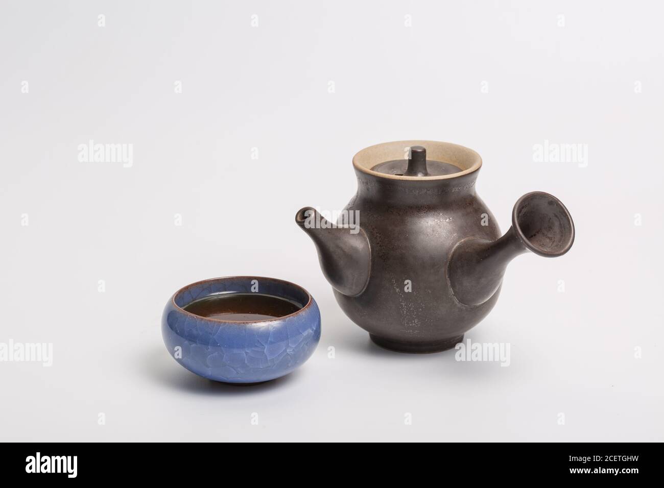 Teiera tradizionale cinese, tazza, set da tè coperto da macchie di tè Foto Stock