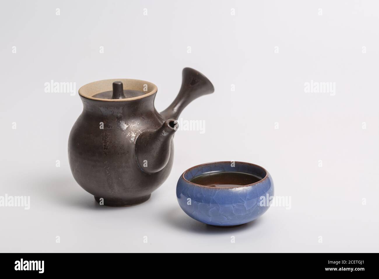 Teiera tradizionale cinese, tazza, set da tè coperto da macchie di tè Foto Stock