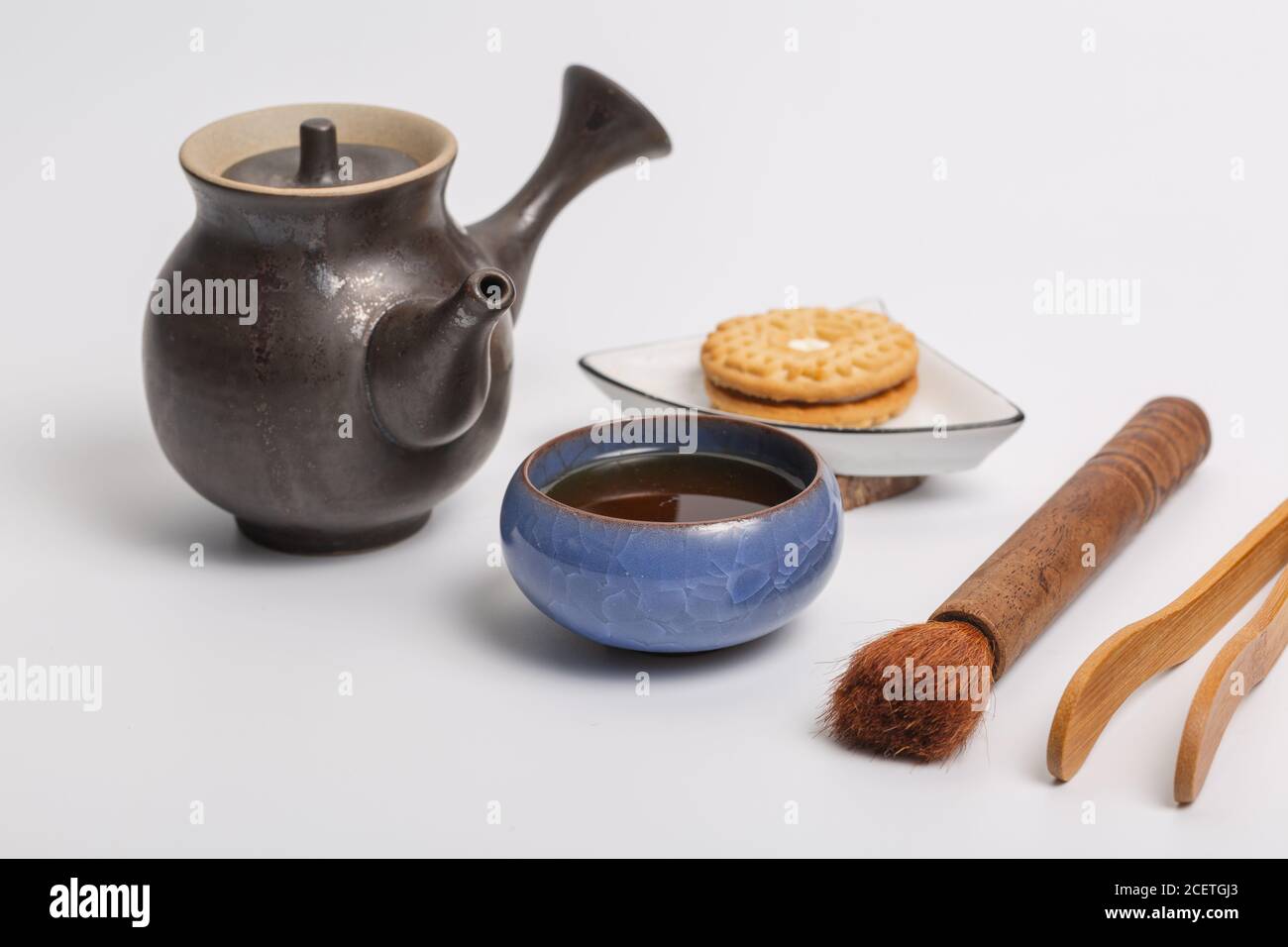 Teiera tradizionale cinese, tazza, set da tè coperto da macchie di tè Foto Stock