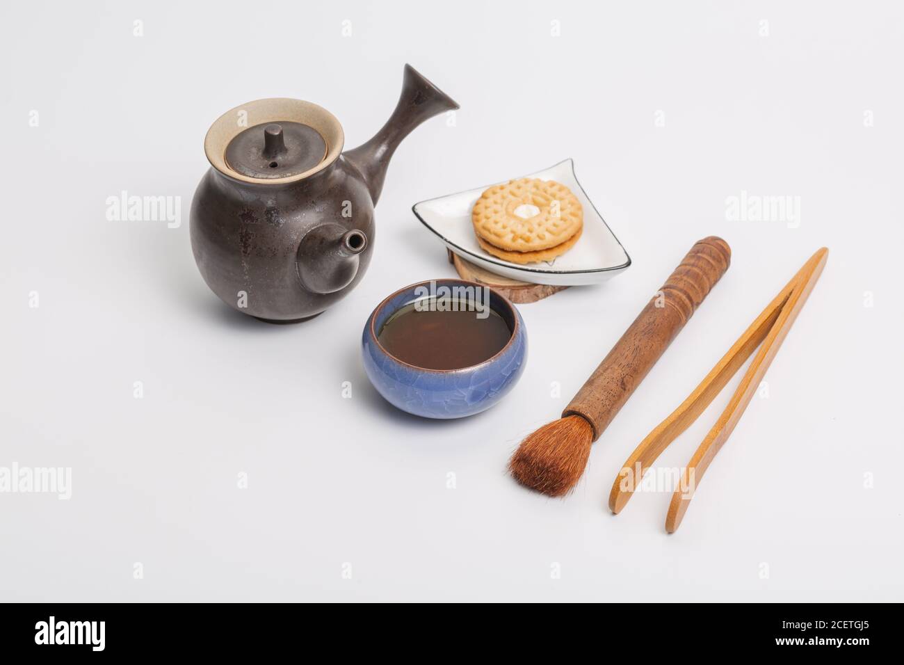 Teiera tradizionale cinese, tazza, set da tè coperto da macchie di tè Foto Stock