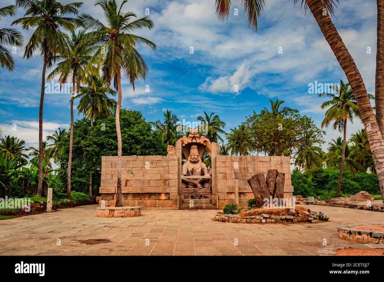 narasimha lakshmi tempio hampi antica pietra d'arte primo piano da un angolo unico con incredibile cielo immagine è presa a hampi karnataka india. Questo tempio Foto Stock