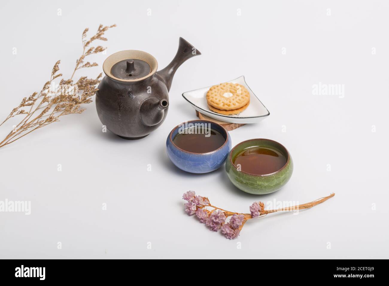 Teiera tradizionale cinese, tazza, set da tè coperto da macchie di tè Foto Stock