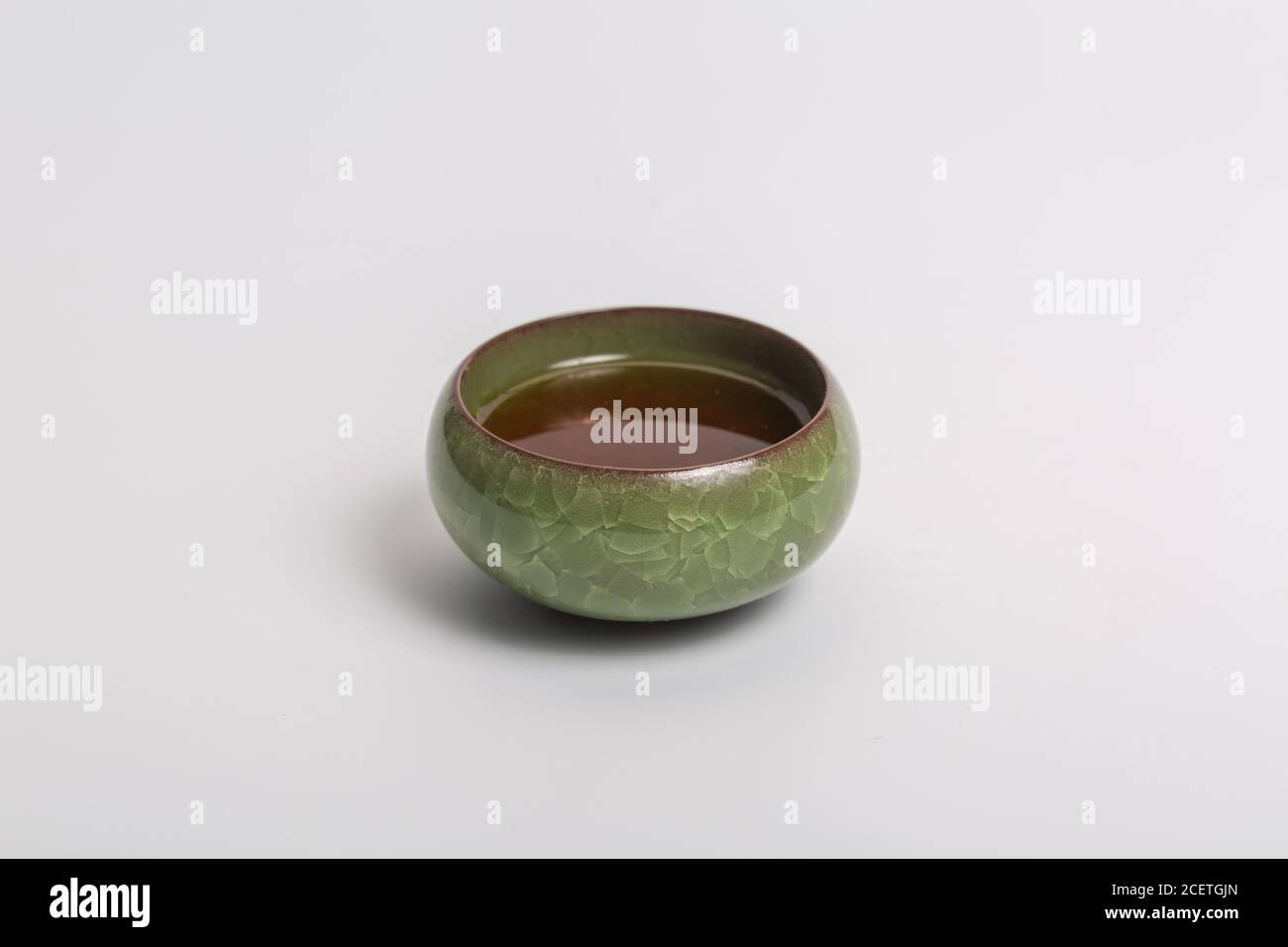 Teiera tradizionale cinese, tazza, set da tè coperto da macchie di tè Foto Stock