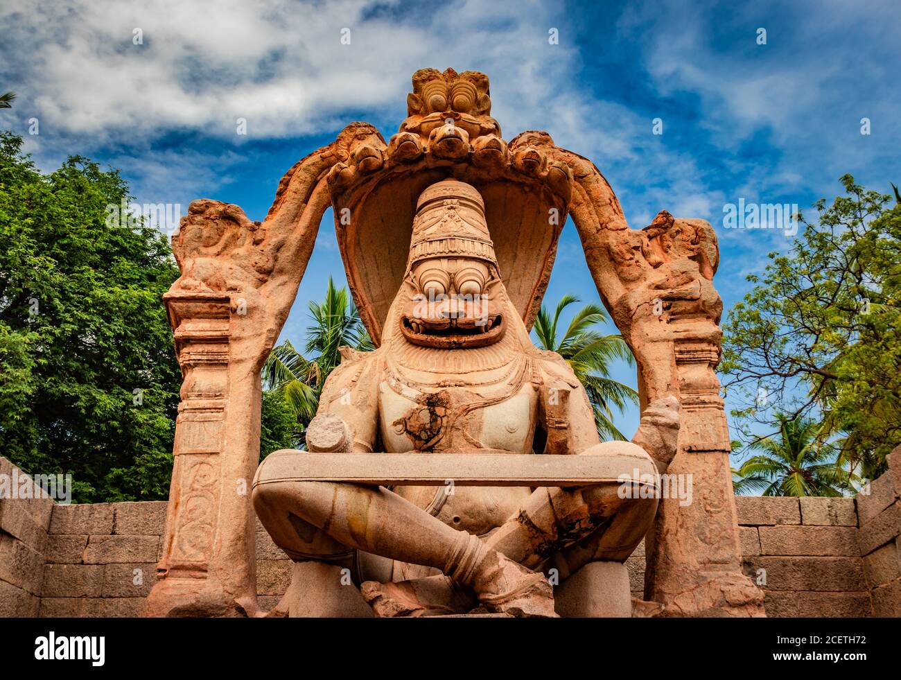 narasimha lakshmi tempio hampi antica pietra d'arte primo piano da un angolo unico con incredibile cielo immagine è presa a hampi karnataka india. Questo tempio Foto Stock