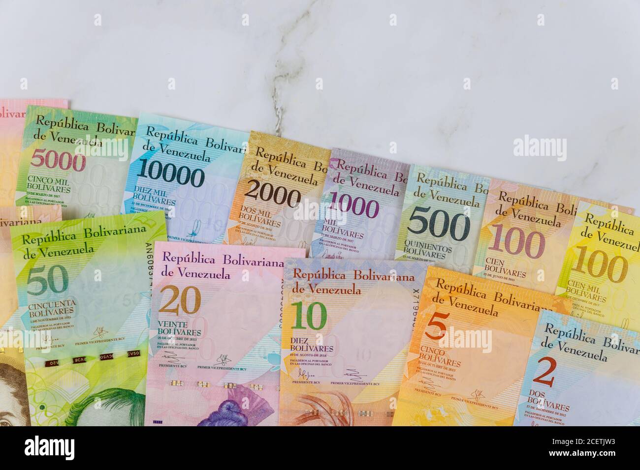 Venezuela economico di banconote con diverse banconote di carta valuta venezuelano Bolivar, Foto Stock