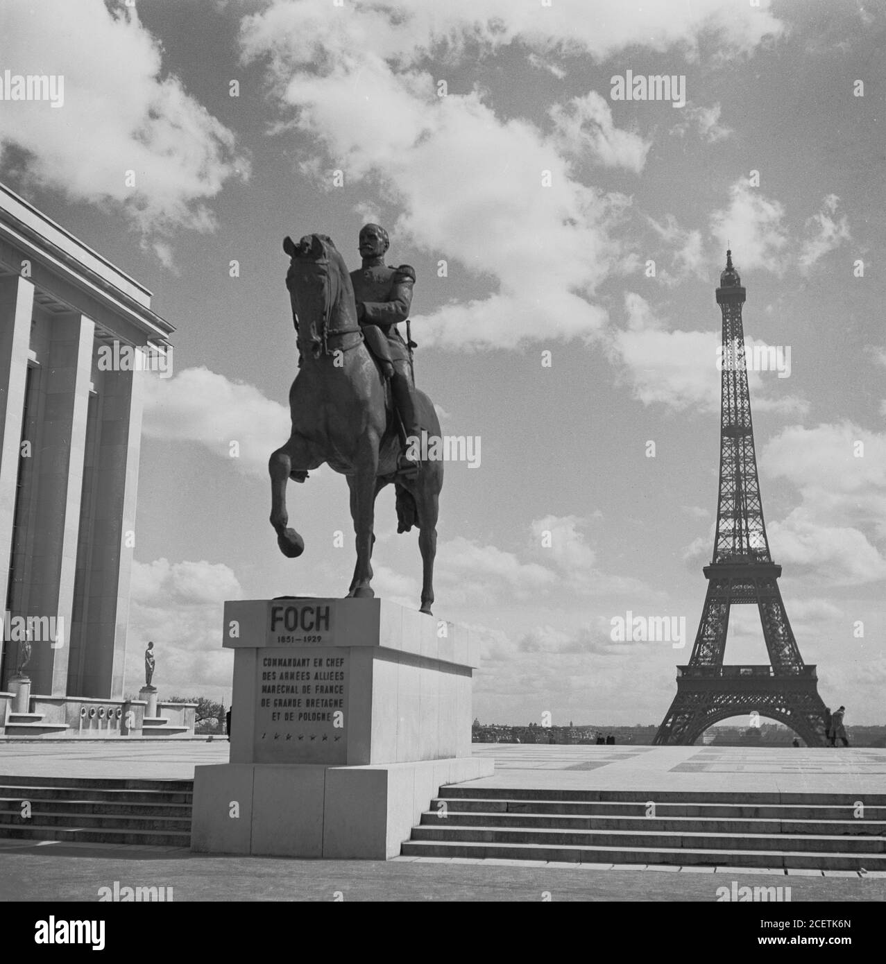 Anni '50, immagine storica che mostra il satuto di Ferdinand Foch (1851-1929) Comandante in Chef delle forze alleate alla Torre Eiffel, Parigi, Francia. Foto Stock