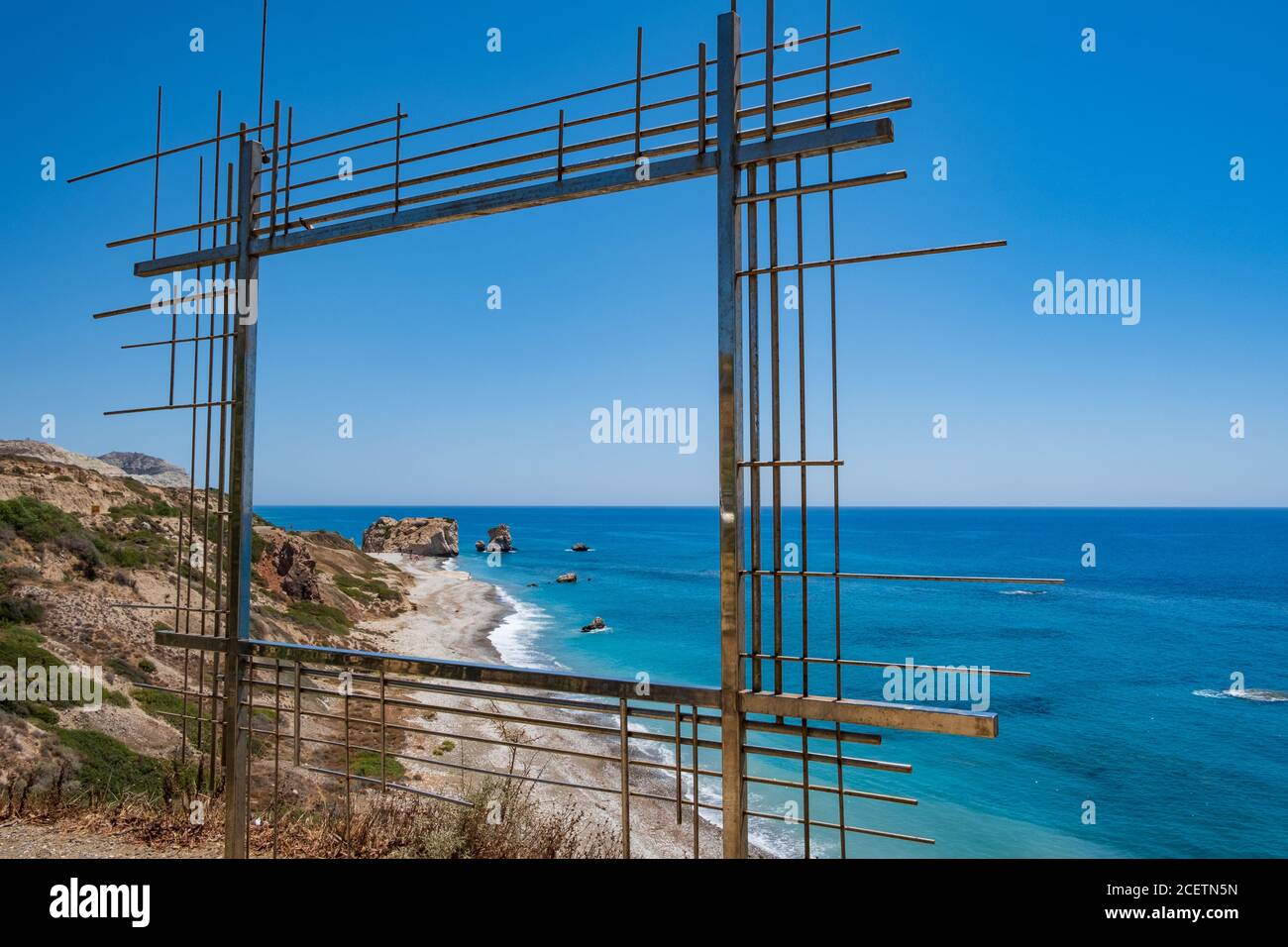 Petra tou Romiou, famosa come il luogo di nascita di Afrodite a Paphos, Cipro ha visto come una struttura in metallo che funge da cornice Foto Stock