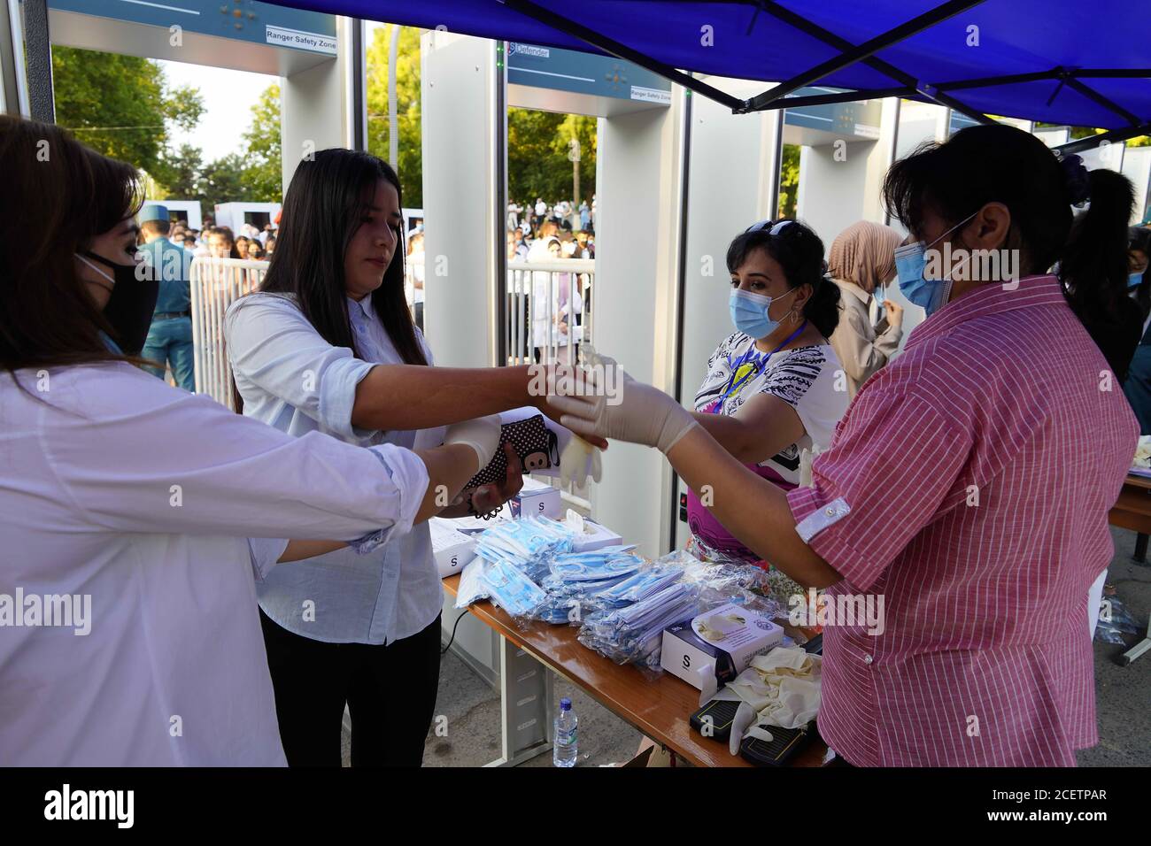 (200902) -- TASHKENT, 2 settembre 2020 (Xinhua) -- UNO studente riceve materiale per la prevenzione delle pandemie da membri del personale presso un sito di esame a Tashkent, Uzbekistan, 2 settembre 2020. Mercoledì Uzbekistan ha lanciato l'esame di ammissione all'università, che è stato rinviato a causa della pandemia COVID-19. (Foto di Zafar Khalilov/Xinhua) Foto Stock