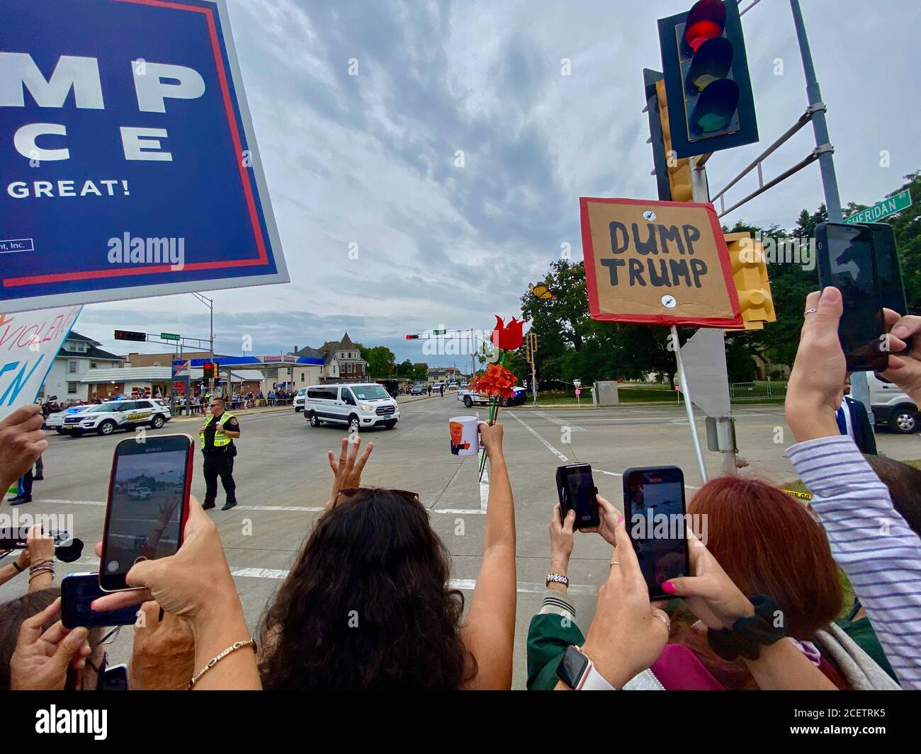 Kenosha, Wisconsin, Stati Uniti. 1 settembre 2020. Gli appassionati di Trump e anti-Trump, i manifestanti della Black Lives Matter hanno dei segnali in competizione e cercano di cantare a vicenda, mentre guardano il presidente Trump passare nella sua motocicletta, a Kenosha, WI. Il 1 settembre Credit: Amy Katz/ZUMA Wire/Alamy Live News Foto Stock