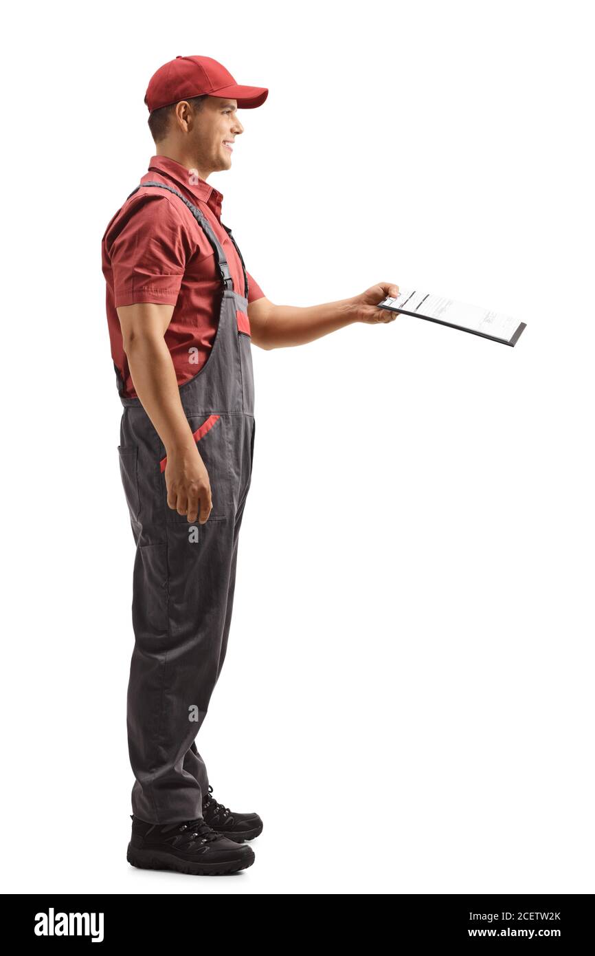 Scatto di profilo a lunghezza intera di un corriere maschio che consegna un documento su una clipboard isolata su sfondo bianco Foto Stock