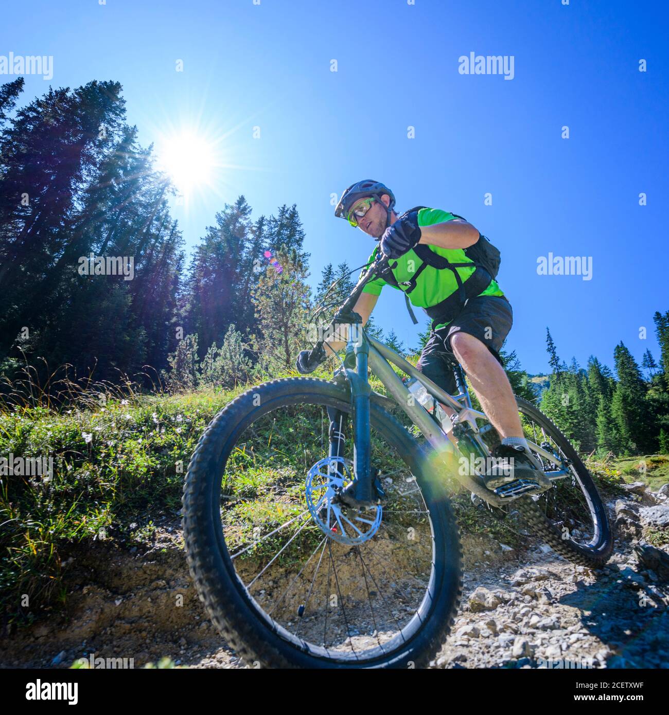 Esperto di mountainbike su un unico percorso Foto Stock
