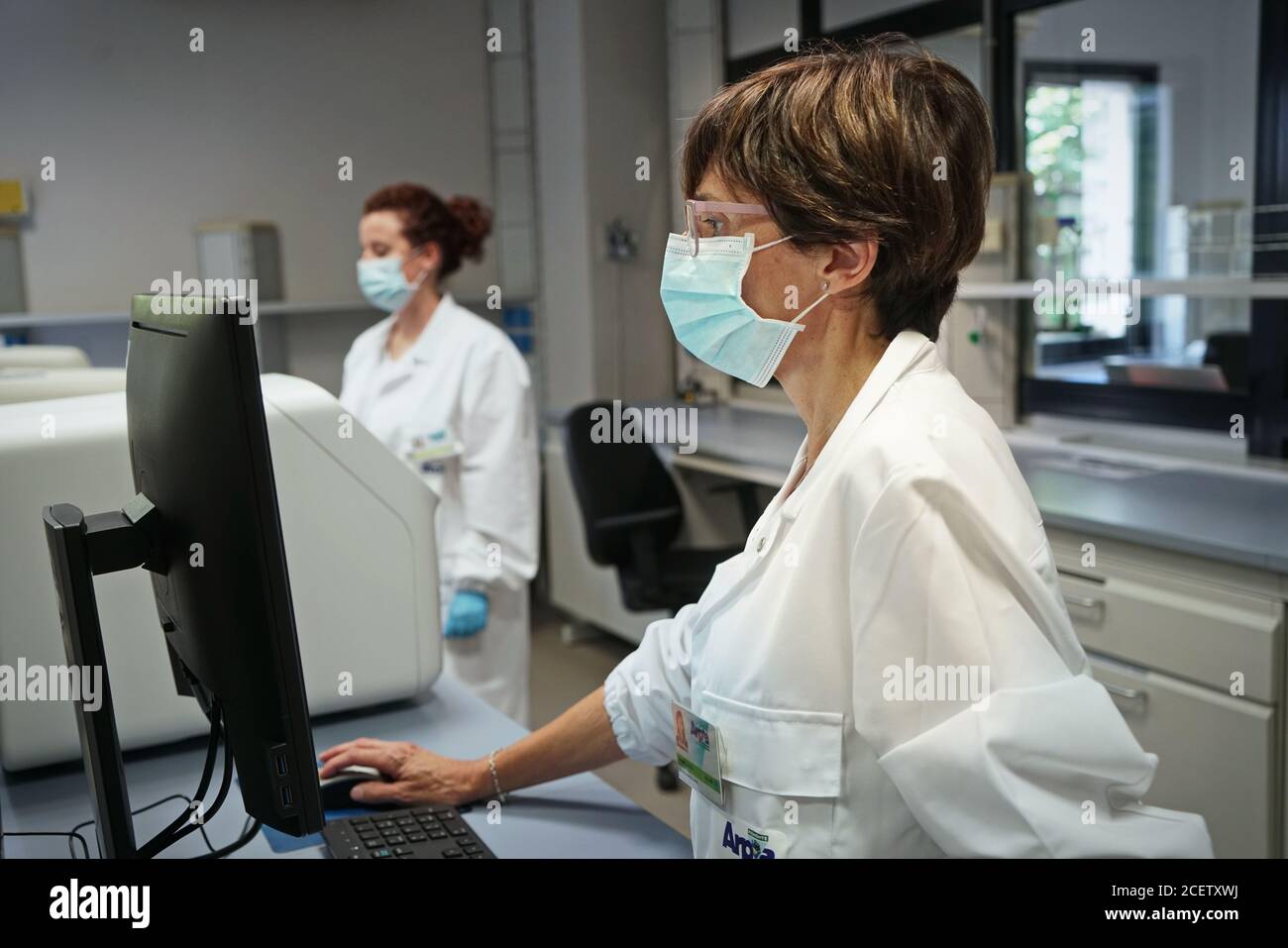 Al lavoro nel laboratorio di biologia molecolare per l'analisi con tampone per la rilevazione del virus SARS-COV2. Torino - Settembre 2020 Foto Stock