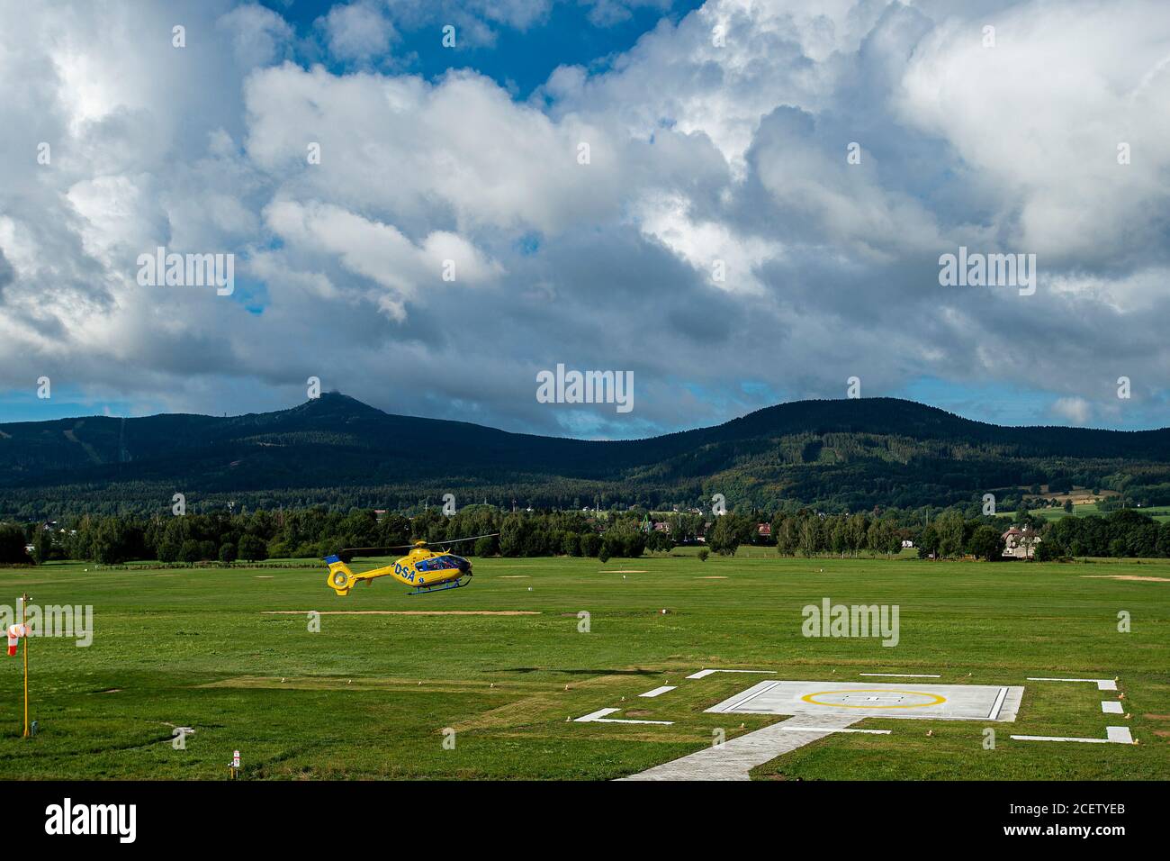 Liberec, Repubblica Ceca. 02 settembre 2020. Nuovo eliporto di base aerea del servizio regionale di soccorso a Liberec, Repubblica Ceca, il 2 settembre 2020. L'area di atterraggio illuminata consentirà agli elicotteri di atterrare di notte, cosa che non è ancora stata possibile in Liberec. Credit: Radek Petrasek/CTK Photo/Alamy Live News Foto Stock