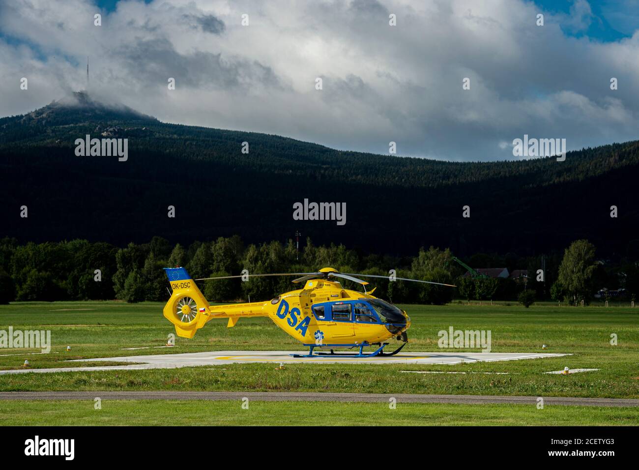 Liberec, Repubblica Ceca. 02 settembre 2020. Nuovo eliporto di base aerea del servizio regionale di soccorso a Liberec, Repubblica Ceca, il 2 settembre 2020. L'area di atterraggio illuminata consentirà agli elicotteri di atterrare di notte, cosa che non è ancora stata possibile in Liberec. Credit: Radek Petrasek/CTK Photo/Alamy Live News Foto Stock