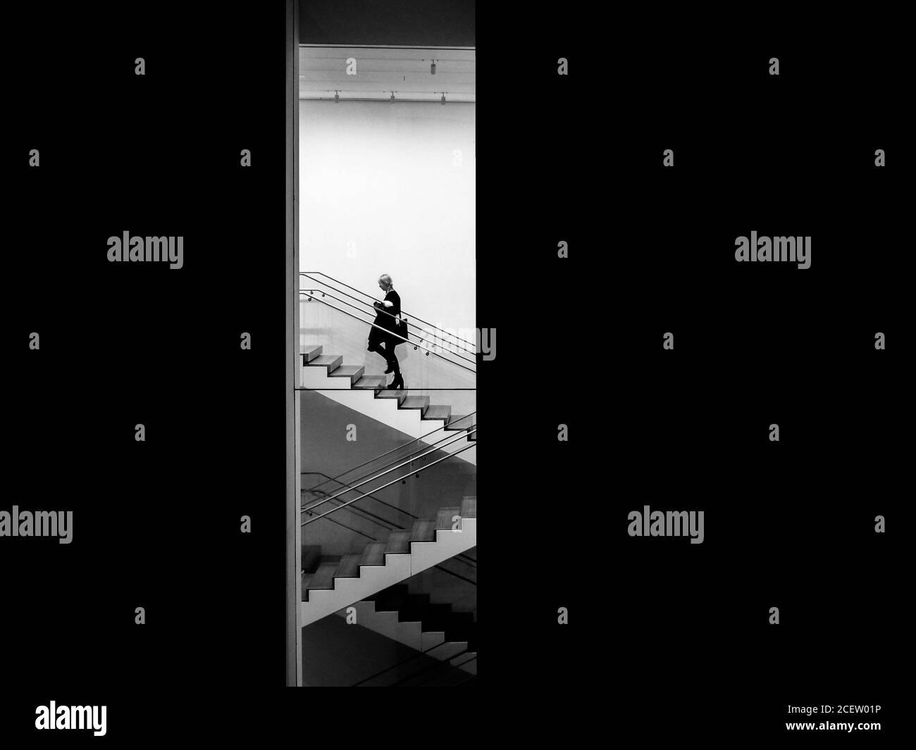Manhattan, New York, Stati Uniti d'America - il personale salirà le scale nel Musuem of Modern Art, o MoMA, un grande e influente museo d'arte moderna Foto Stock