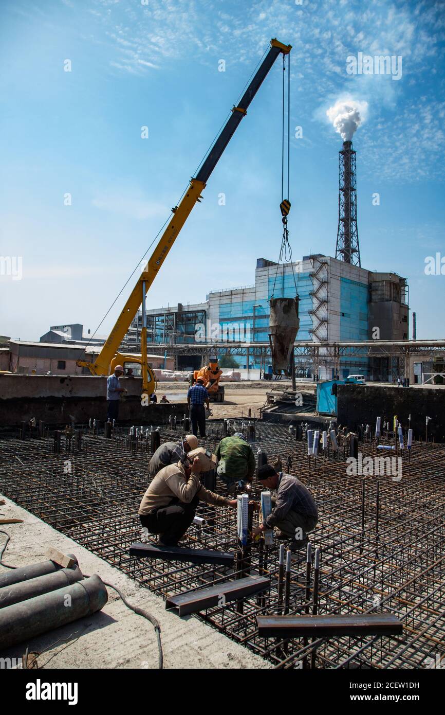 Taraz/Kazakhstan - Aprile 25 2012: Ristrutturazione impianto fertilizzanti fosforici. Costruzione di seminterrati in cemento armato per nuova costruzione industriale Foto Stock