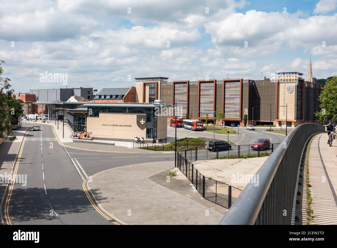 Stazione centrale degli autobus di Lincoln e parcheggio auto a più piani da Pelham ponte 2020 luglio Foto Stock