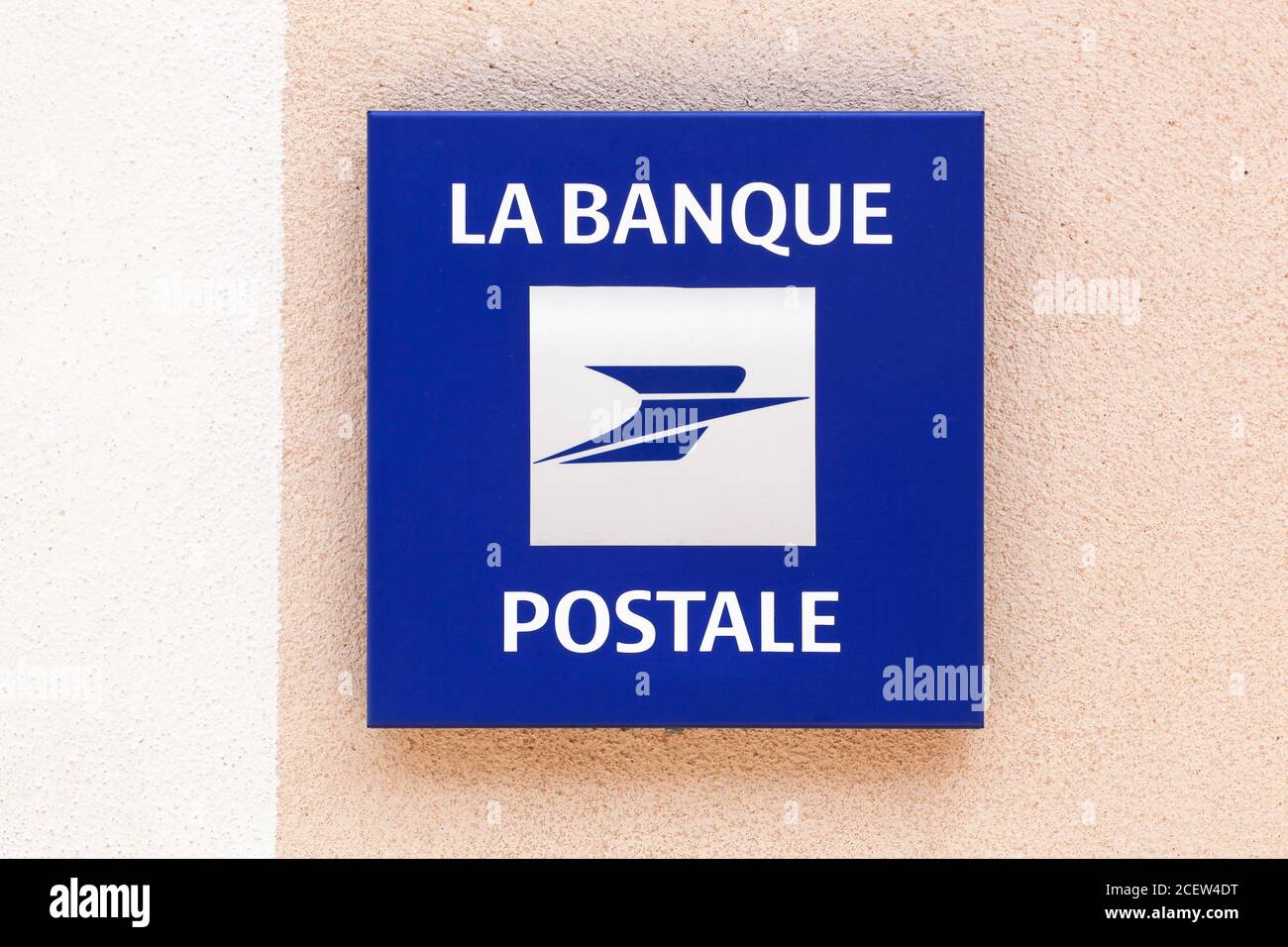 Villefranche, Francia - 24 maggio 2020: Il logo della Banque postale su un muro. La Banque postale è una banca francese creata il 1° gennaio 2006 Foto Stock