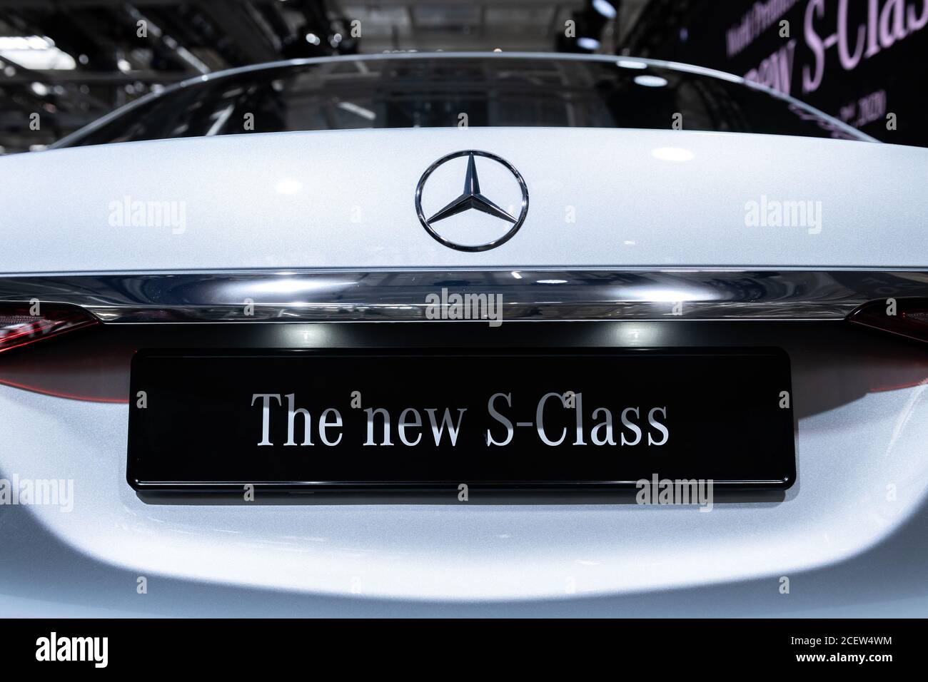 Sindelfingen, Germania. 02 settembre 2020. La scritta "The new S-Class" è visibile sul portatarga in occasione della prima mondiale della nuova Mercedes-Benz S-Class nella "Factory 56". Credit: Silas Stein/dpa/Alamy Live News Foto Stock