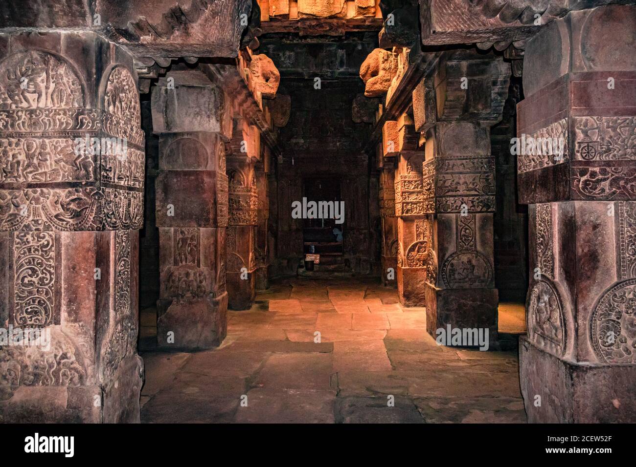 virupaksha tempio Pattadakal arte interna su colonne di pietra. E' uno dei siti Patrimonio dell'Umanita' dell'UNESCO e complesso di Indù An del VII e VIII secolo CE Foto Stock