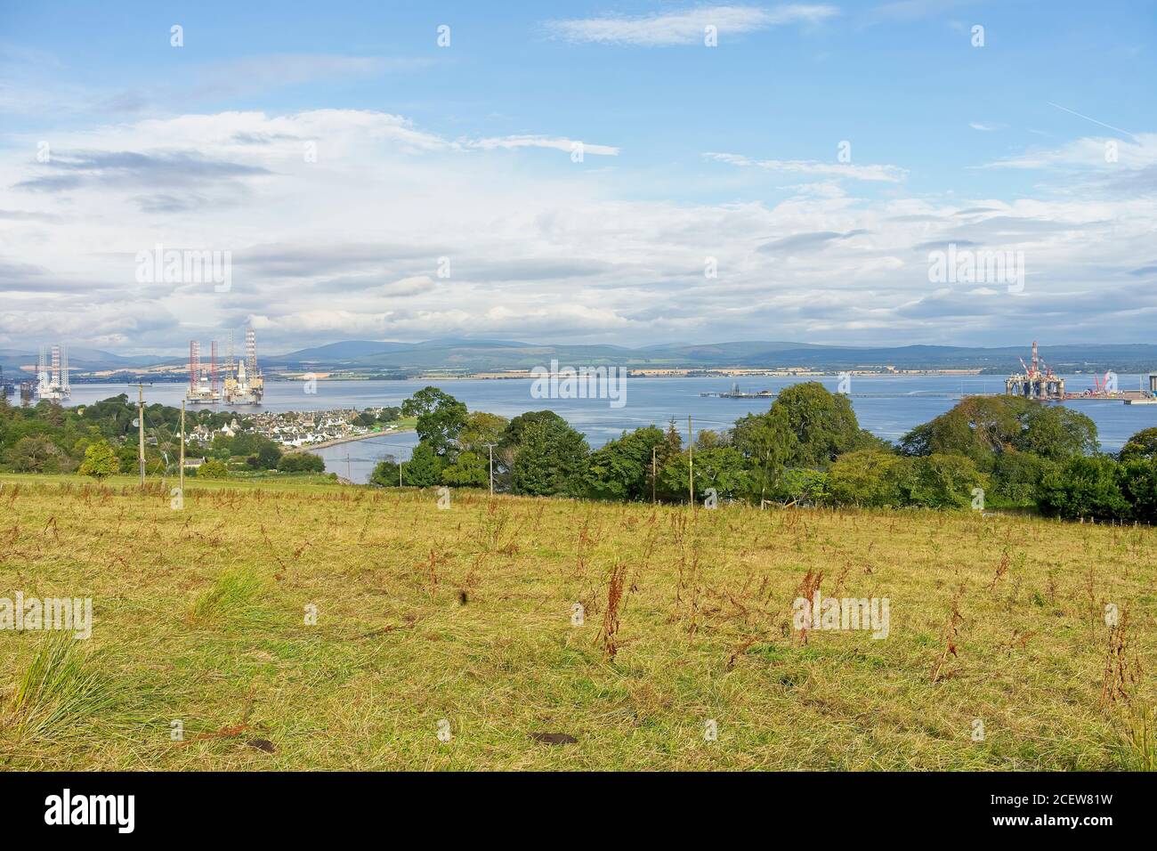 Le piattaforme petrolifere impilate nel Cromarty Firth visto dal Villaggio di Cromarty negli altopiani della Scozia Foto Stock