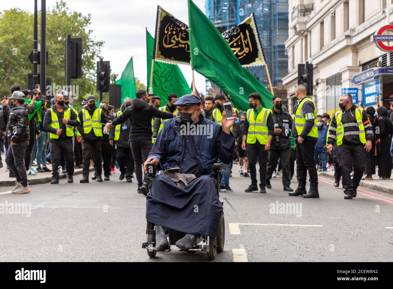 Uomo che guida una marcia su una sedia a rotelle durante l'evento Ashura Day per i musulmani sciiti, Londra, 30 agosto 2020 Foto Stock