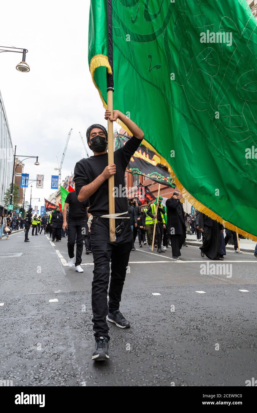 Ritratto di portatore di bandiera durante l'evento del giorno di Ashura per i musulmani sciiti, Oxford Street, Londra, 30 agosto 2020 Foto Stock