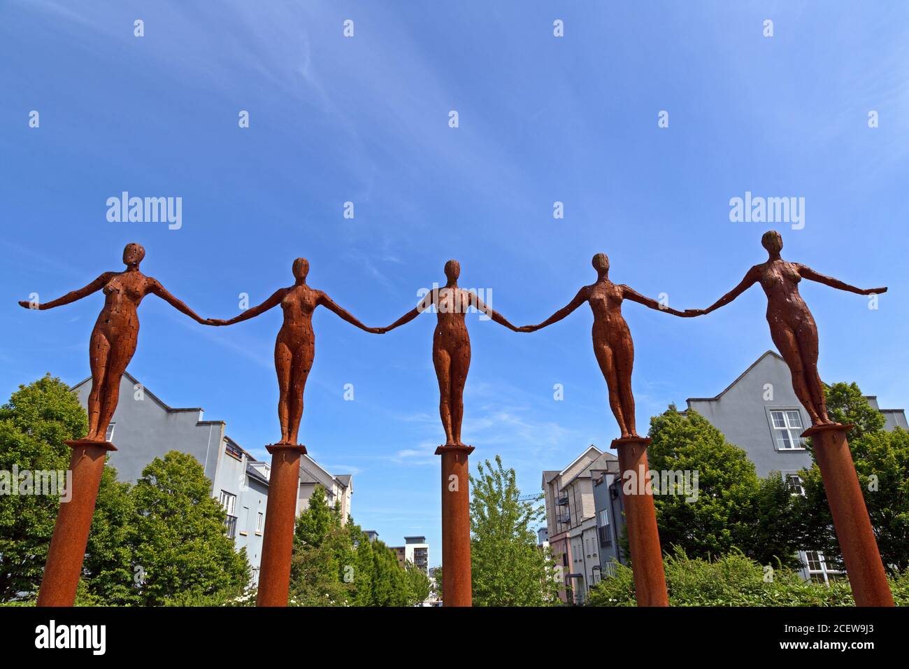 La scultura di Rick Kirby "Arco degli Angeli" che fa parte di un percorso di scultura a Portishead, Regno Unito. Foto Stock