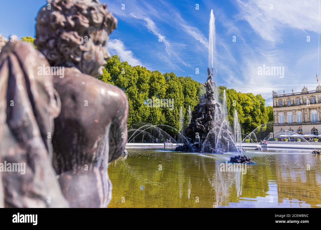 HERRENINSEL, GERMANIA - 31 agosto 2020: Fontana al Palazzo Herrenchiemsee (Palazzo nuovo), che sputa l'acqua ogni 15 minuti Foto Stock
