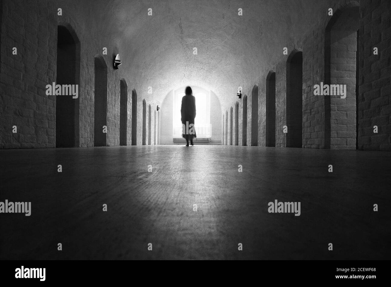 Ghost in un vecchio asilo lunatico medievale. Foto Stock