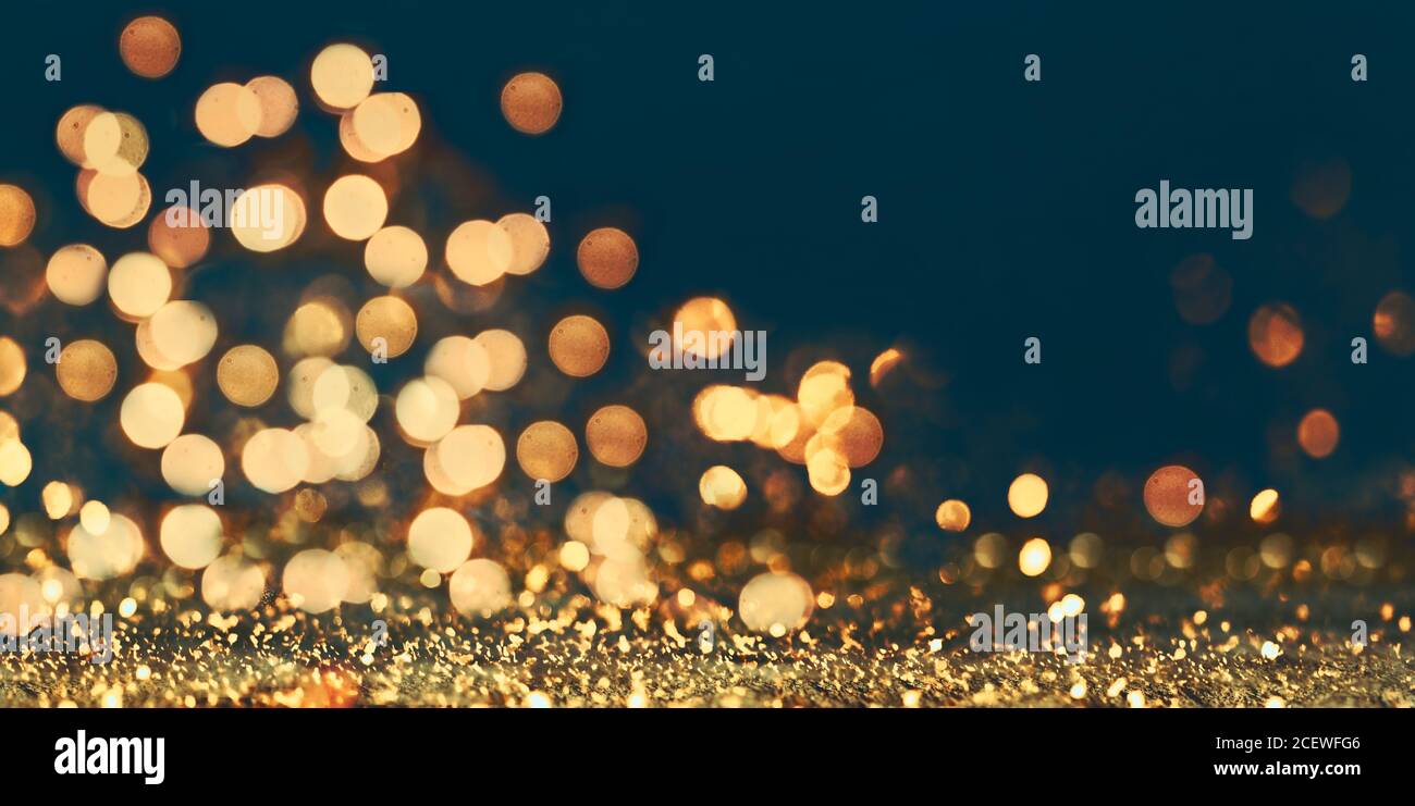 Sfocatura astratta bordo glitter dorato su sfondo nero. Design delle carte di lusso per Capodanno, natale e festeggiamenti. Party bokeh scintilla confe Foto Stock