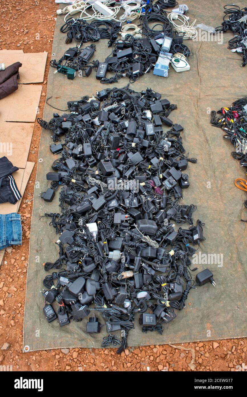 Zrenjanin, Serbia, 10 novembre 2015. Un gruppo di caricabatterie per vari telefoni cellulari sul mercato dove vengono venduti beni e dispositivi vecchi e usati. Questo Foto Stock