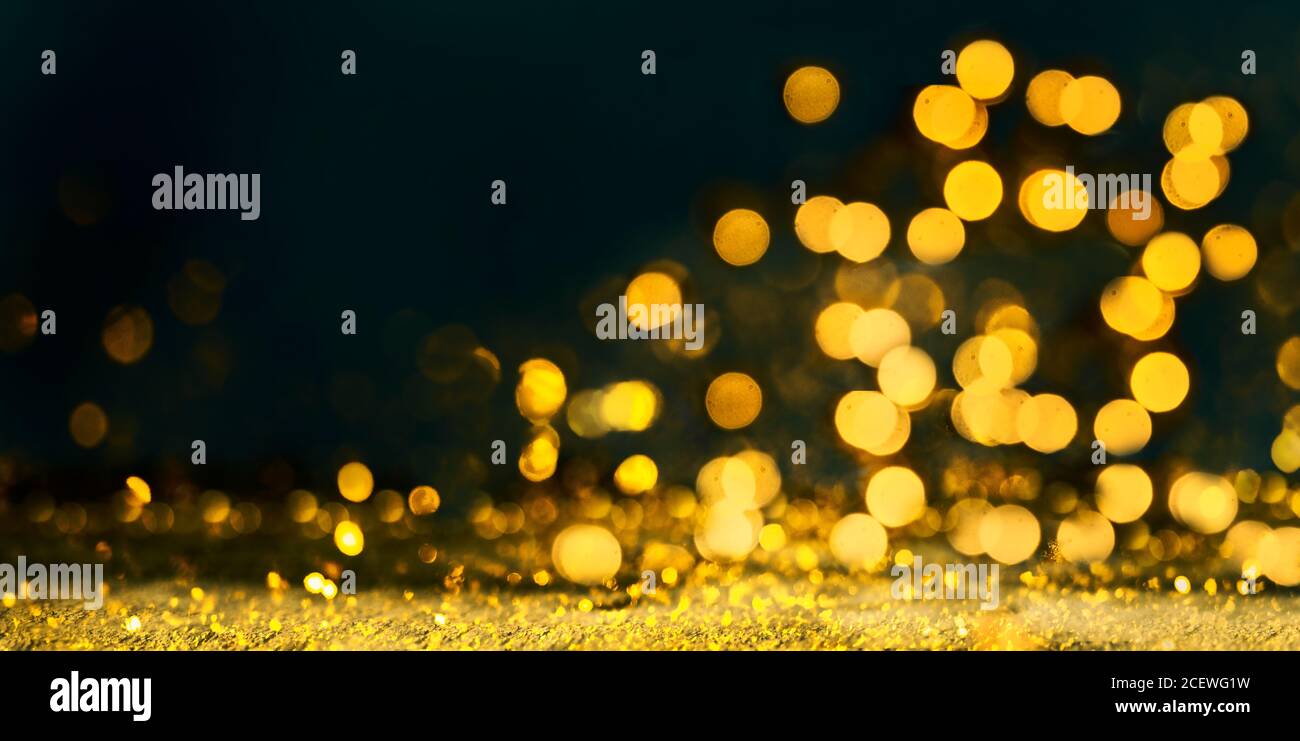 Sfocatura astratta bordo glitter dorato su sfondo nero. Design delle carte di lusso per Capodanno, natale e matrimoni. Party bokeh scintilla confe Foto Stock