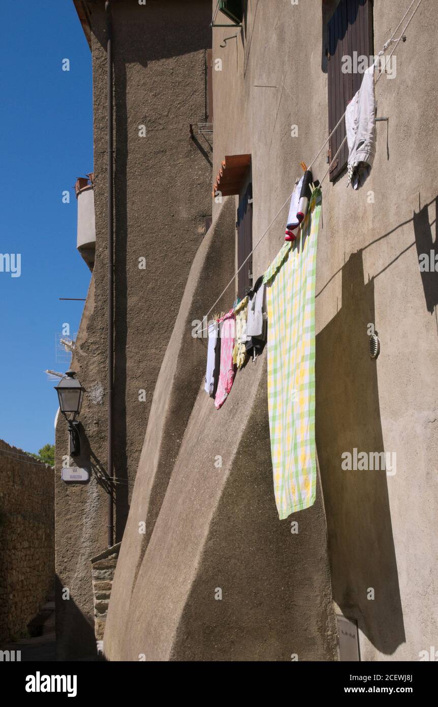 Servizio lavanderia appesa fuori le case, Giglio Castello, l'Isola del Giglio, Toscana, Italia Foto Stock
